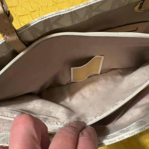 Michael Kors Tote Monogram White, made of leather with gold hardware. - Picture 11 of 11